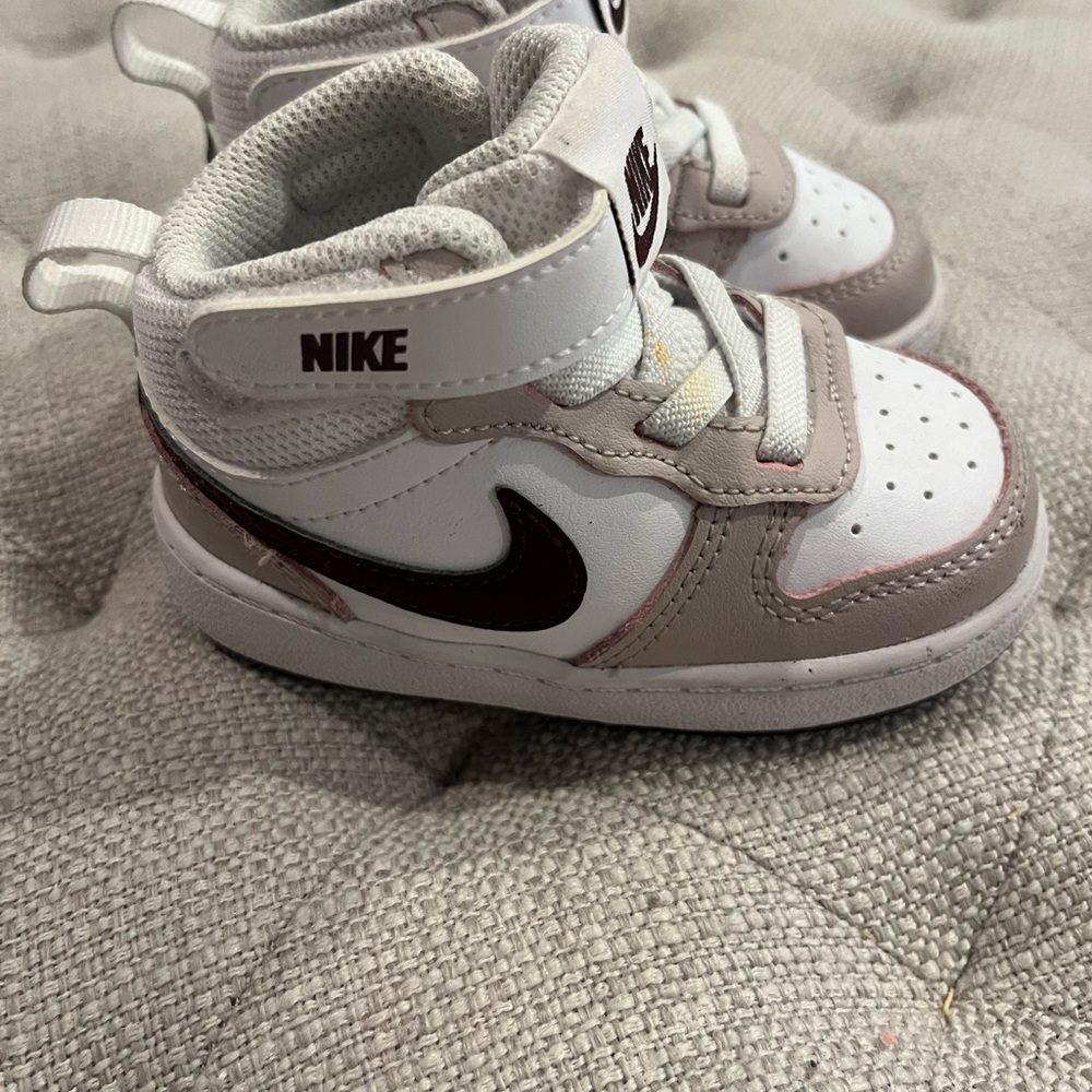 Nike Kids' White and Maroon Sneakers - Picture 2 of 5